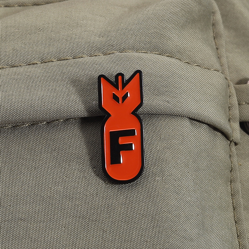 Cartoon Red Bomb F Logo Enamel - Party Games Bomb recensione e prezzo