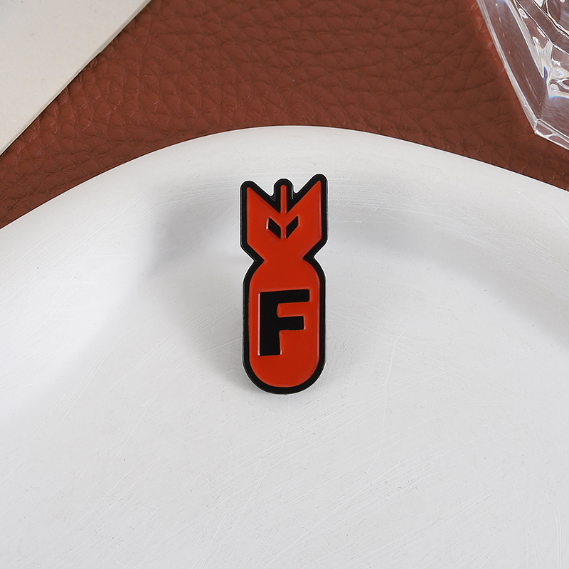 Cartoon Red Bomb F Logo Enamel - Party Games Bomb recensione e prezzo