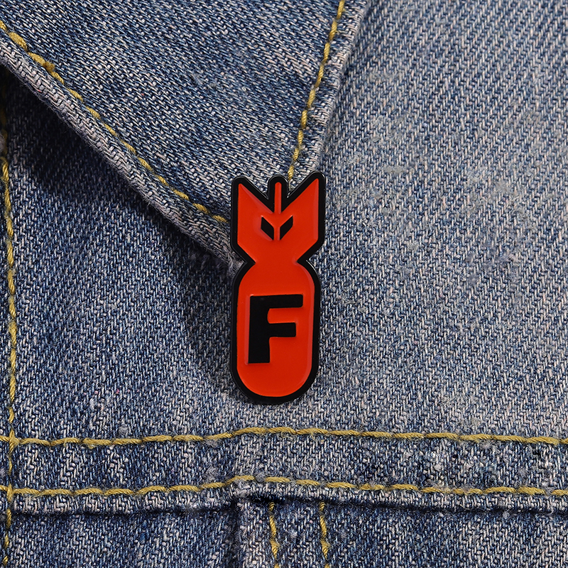 Cartoon Red Bomb F Logo Enamel - Party Games Bomb recensione e prezzo